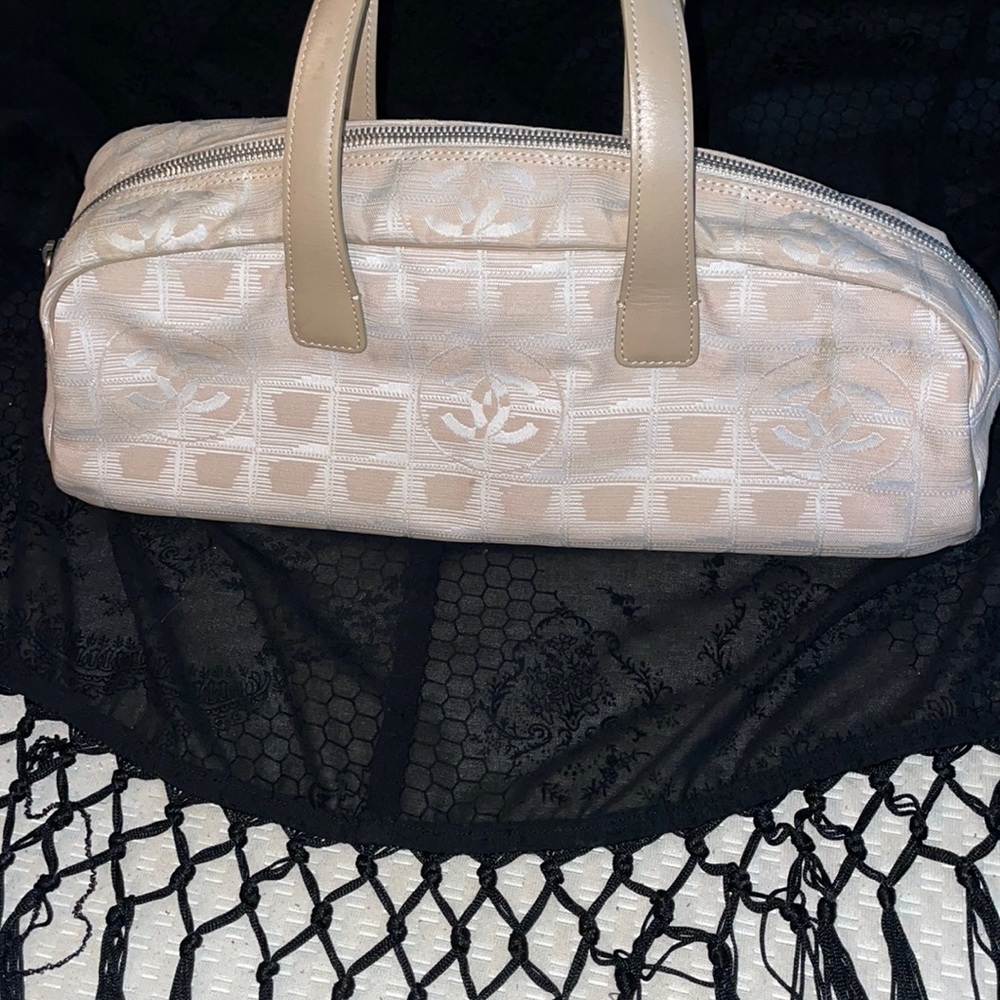 Beautiful Chanel vintage shoulder bag